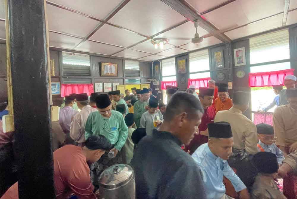 Penduduk menjamu selera ketika marbahan raya di rumah penduduk.