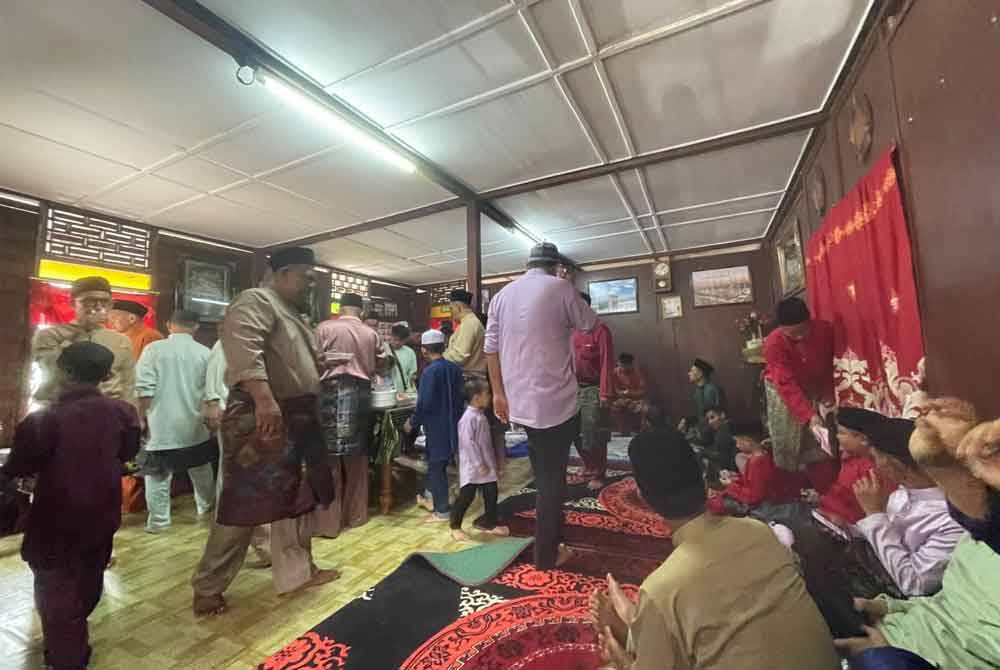 Kemeriahan suasana marhaban raya yang menghimpunkan penduduk dari pelbagai peringkat usia.