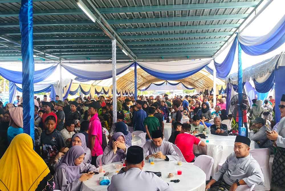 Antara ribuan pengunjung yang hadir pada Majlis Rumah Terbuka Aidilfitri di Laman Sejahtera Jelai, Felda Sungai Koyan.