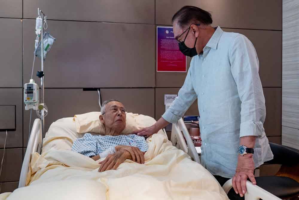 Perdana Menteri Datuk Seri Anwar Ibrahim pada Ahad menziarahi sahabat lama yang juga bekas Bendahari Angkatan Belia Islam Malaysia (ABIM) Syed Ibrahim Syed Abdul Rahman di hospital. Foto Facebook Anwar Ibrahim