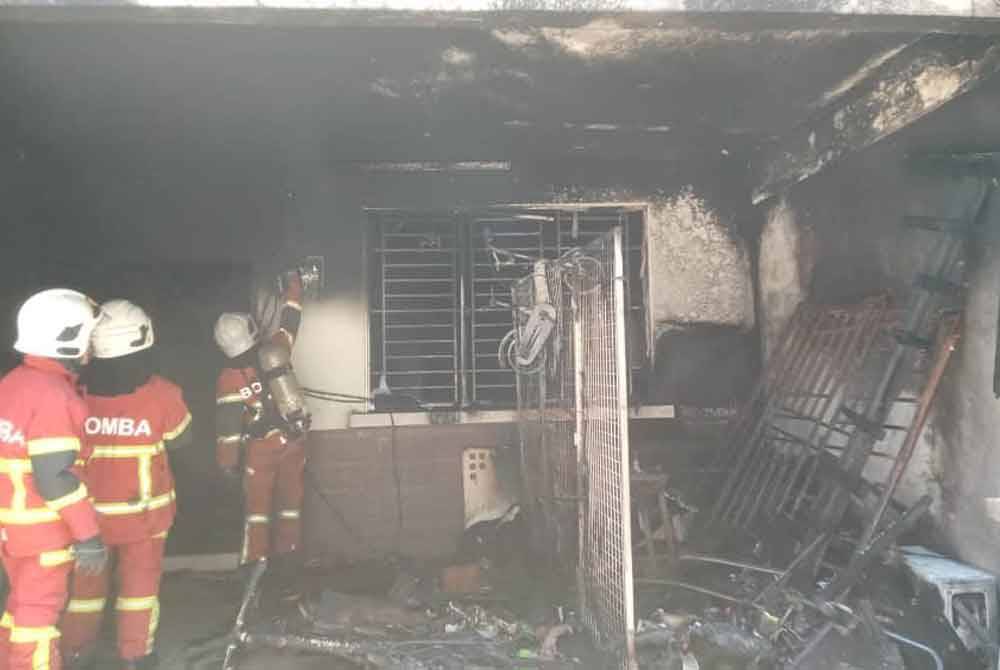 Anggota bomba menjalankan siasatan dan kerja-kerja forensik di bahagian hadapan rumah Faridah di Taman Scientex, Pasir Gudang pada Ahad.