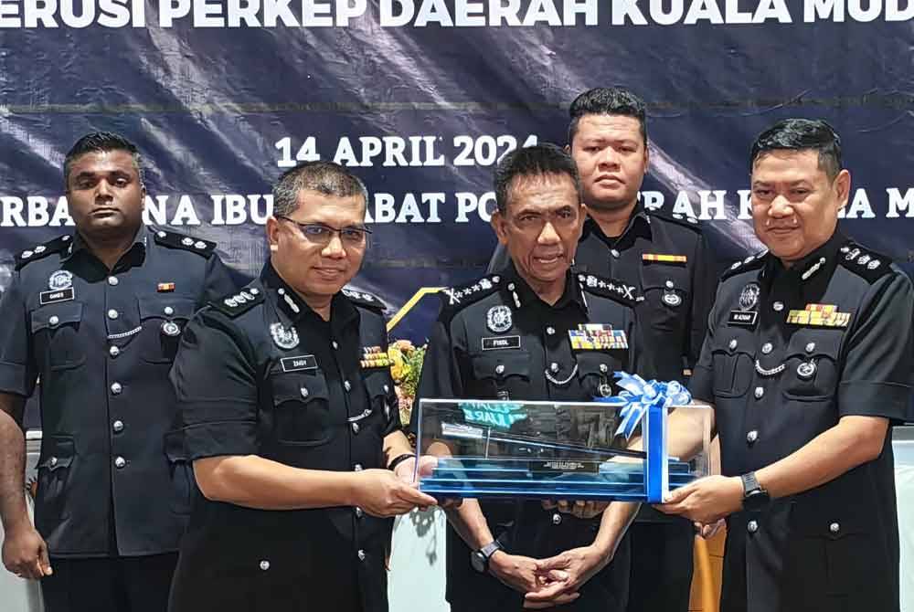 Fisol menyaksikan majlis serah terima tugas Ketua Polis Daerah Kuala Muda antara Asisten Komisioner Zaidy Che Hassan dengan Asisten Komisioner Wan Azharuddin Wan Ismail (kanan).