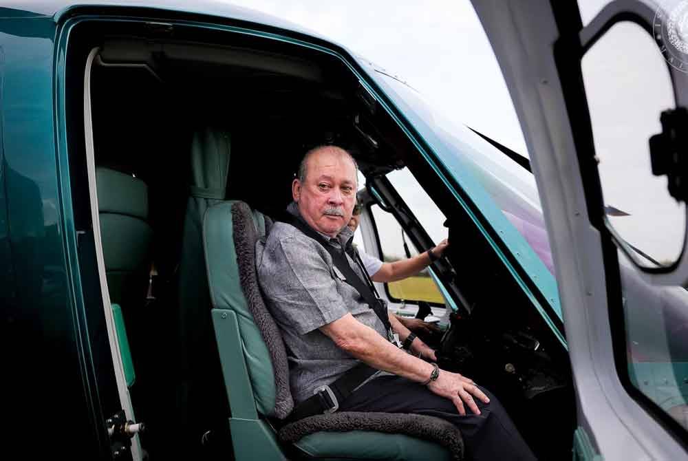 Yang di-Pertuan Agong Sultan Ibrahim pada Ahad berkenan meninjau persekitaran daerah Mersing, Johor melalui udara. Foto Facebook Sultan Ibrahim Sultan Iskandar.