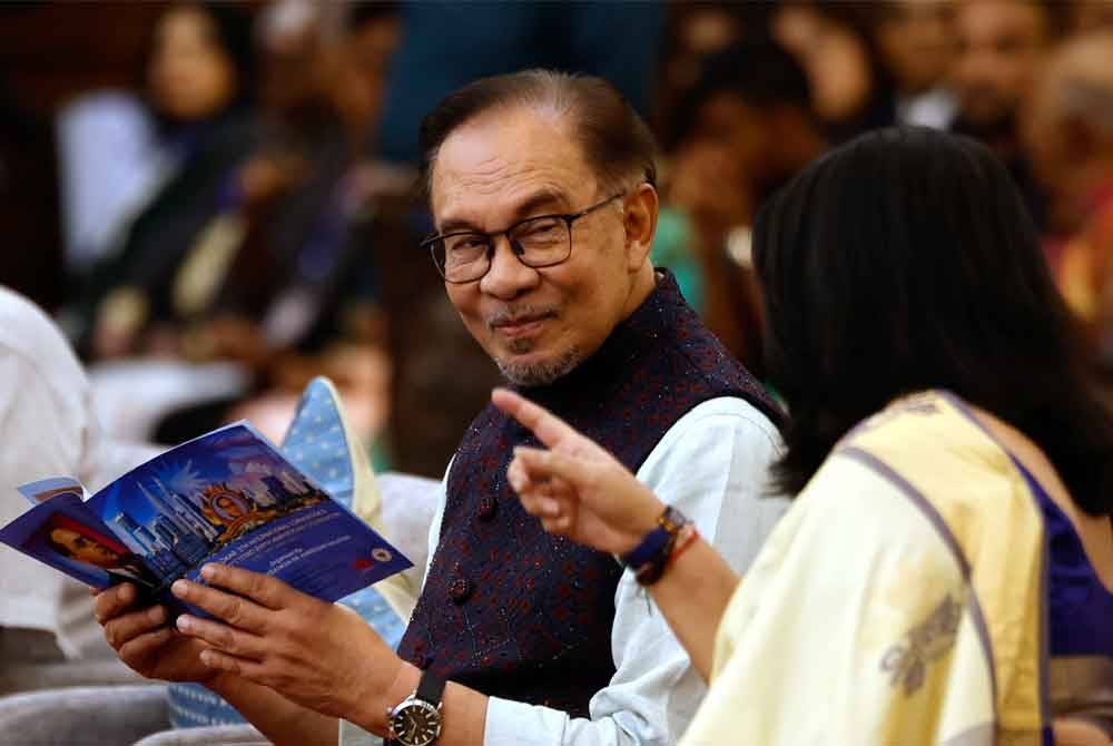 Anwar (kiri) hadir pada Konvensyen Antarabangsa Dr Ambedkar Ke-5 dan Sambutan Hari Kelahiran Dr Ambedkar Ke-133 Tahun di Pusat Konvensyen Ideal (IDCC) hari ini. Foto Bernama