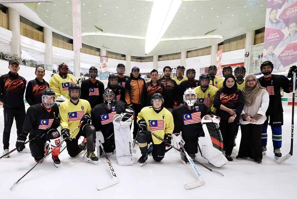 Fadzli Amin (belakang, dua dari kiri) bersama pengendali skuad hoki ais negara, Mikhail Dolinin (tengah) dan pemain-pemain sebelum latihan.