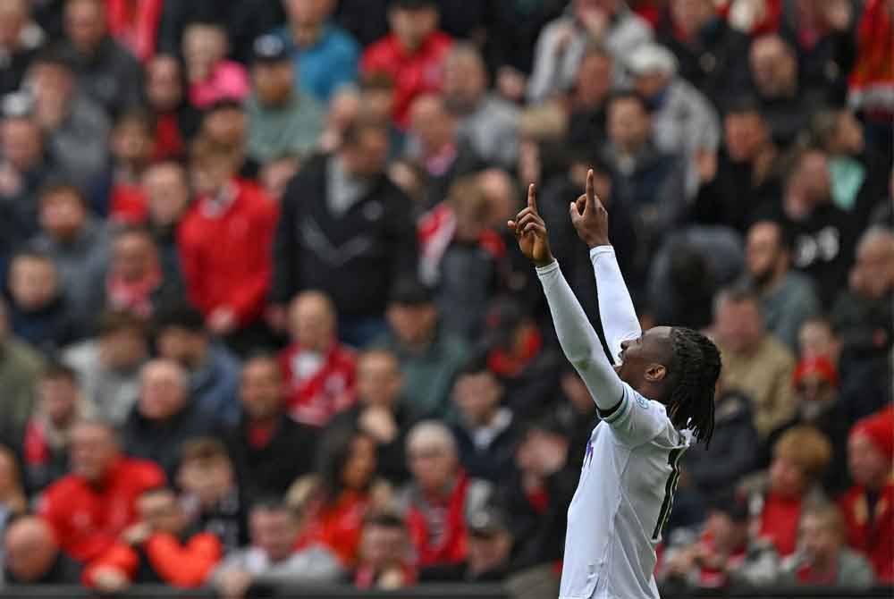 Eze meraikan jaringan pembukaan Crystal Palace ketika menentang Liverpool di Stadium Anfield, pada Ahad. Foto AFP