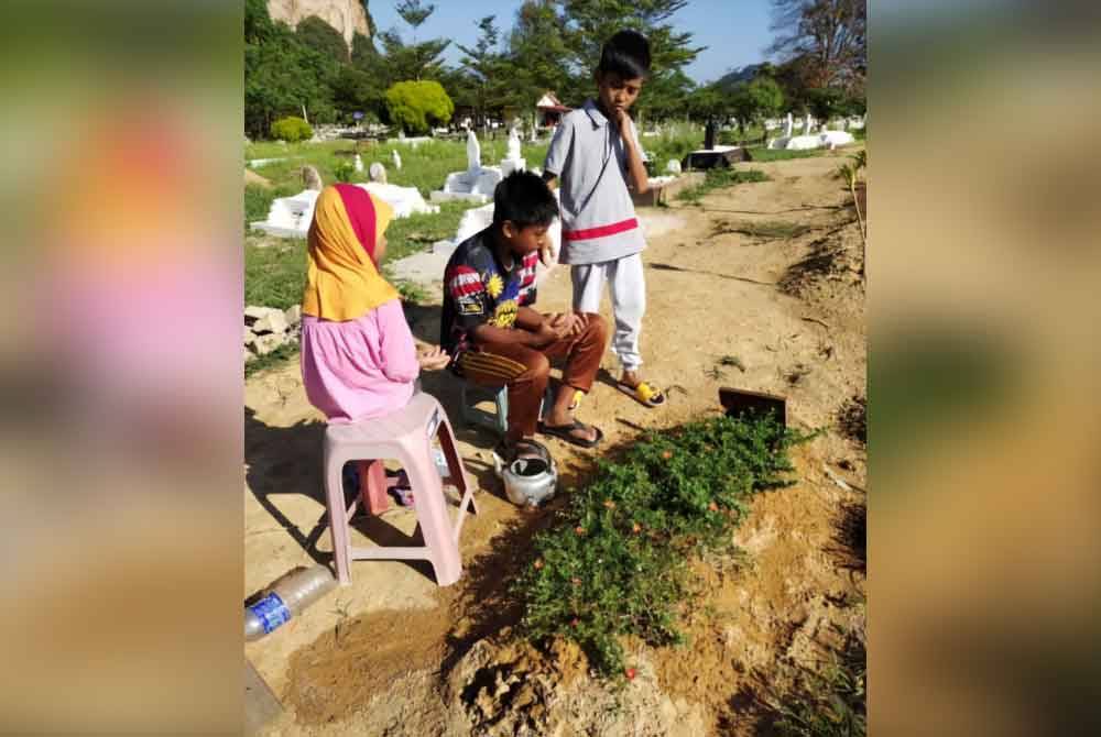 Tiga anak Nursyakinah menziarahi kubur bapa mereka yang meninggal dunia dipercayai dibunuh ketika bekerja sebagai pengawal keselamatan, Januari lalu.