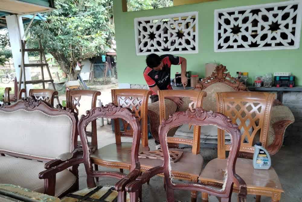 Skru sofa dibuka bagi memudahkan proses pembaikan.