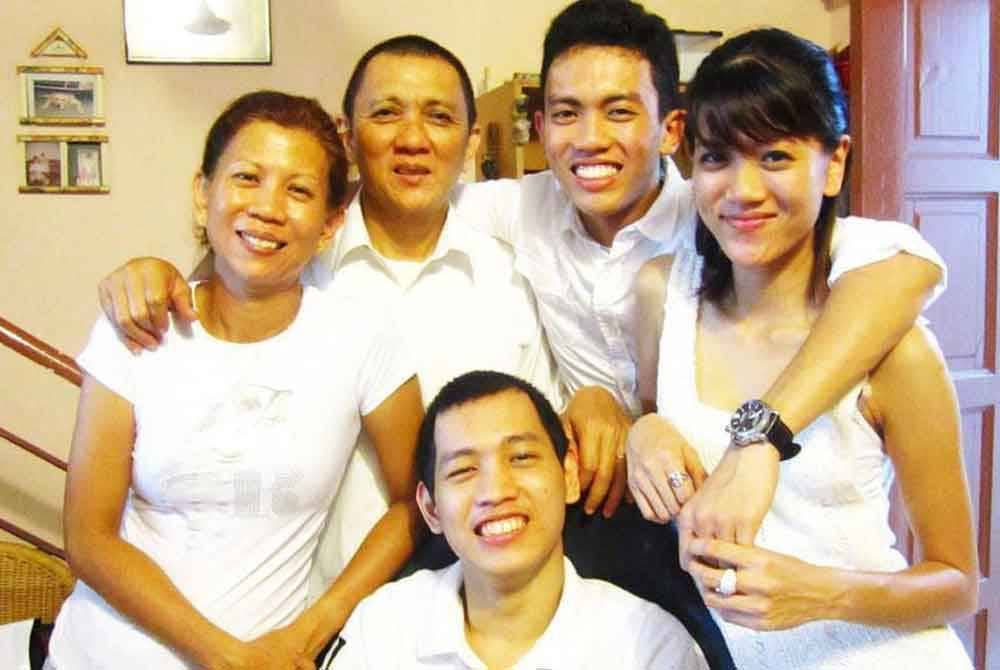 Dale bersama ahli keluarga yang banyak membantu dan menyokongnya selama ini.