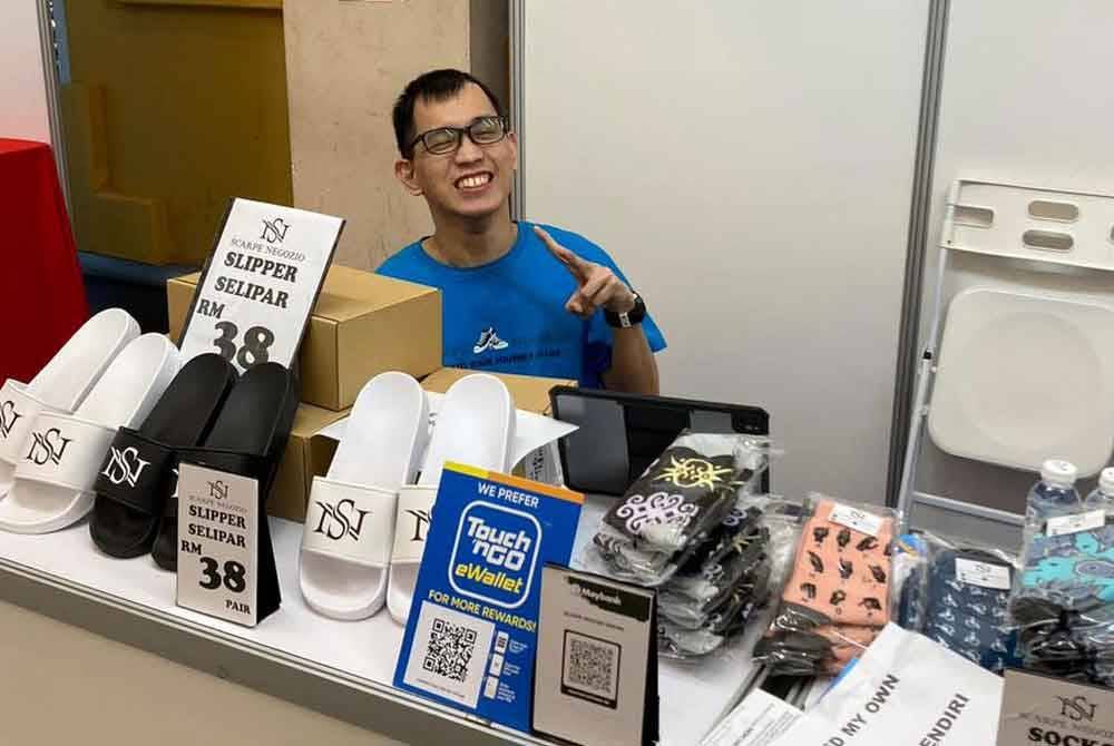 Selipar dan stoking adalah antara barangan yang dijual Dale.