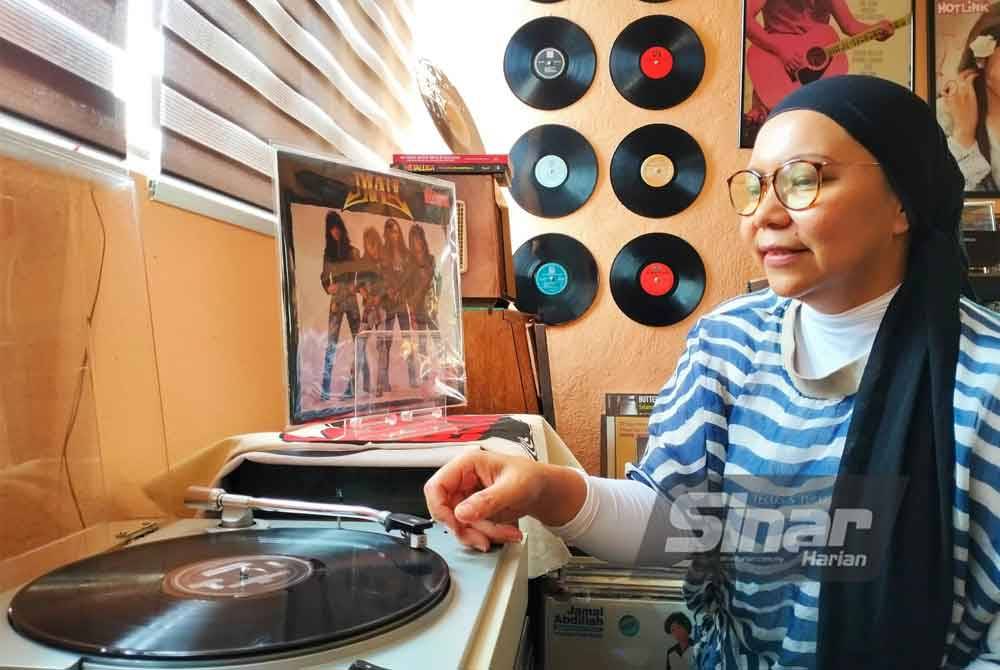 Mardiati mengumpul pelbagai koleksi piring hitam artis tanah air dan luar negara sejak 20 tahun lalu.