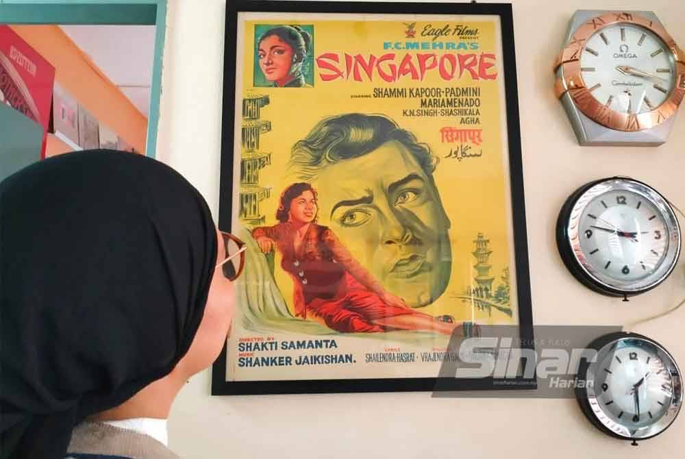 Segenap ruang kedai Momen Keeta mempamerkan pelbagai poster filem wayang lama antaranya filem klasik Singapura pada 1960 yang dibintangi Maria Menado.