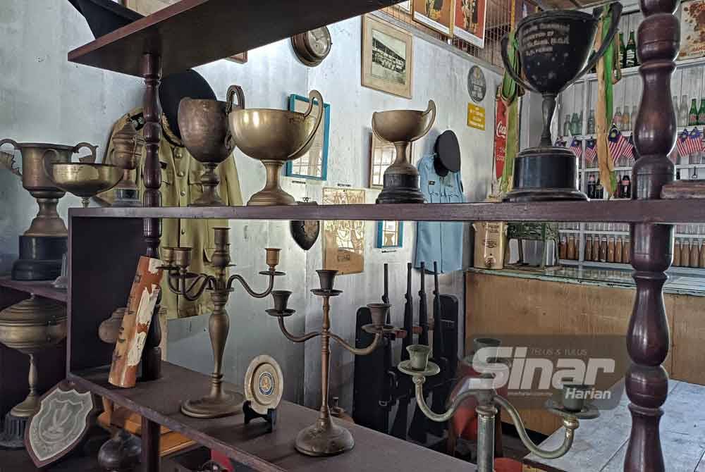 Pelbagai hiasan tembaga.