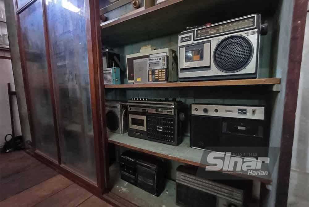 Pelbagai radio lama turut disimpan.