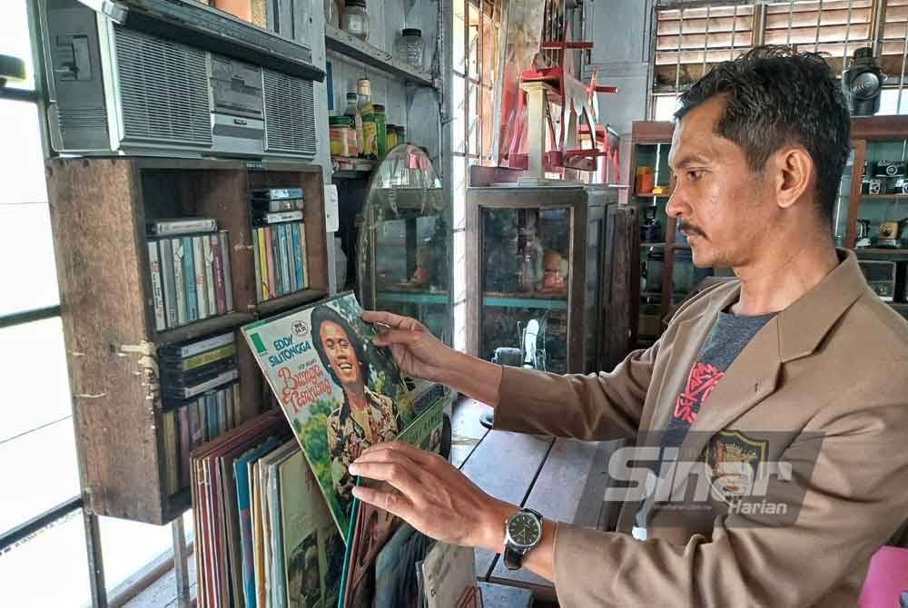 Majalah lama turut disimpan, sekali gus mengimbau nostalgia zaman kanak-kanak.