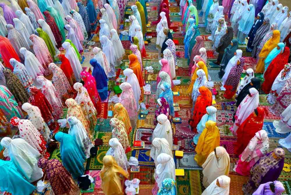 UMAT ISLAM keluar beramai-ramai ke masjid atau tempat terbuka untuk mendirikan solat sunat Hari Raya Aidilfitri pada 1 Syawal. Foto Pexels