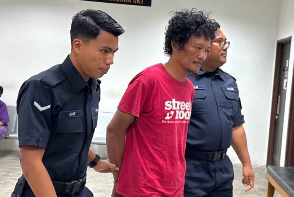 Haslimi (tengah) berdepan tuduhan melakukan ugutan jenayah.