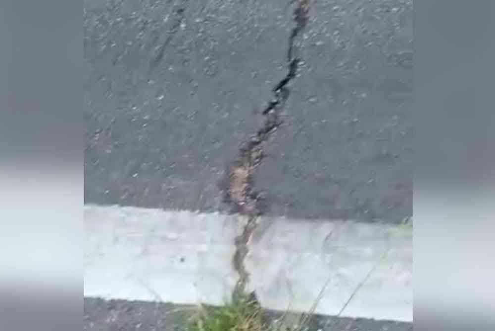 Berdasarkan gambar yang dikongsi, bahagian tepi retakan mempunyai rumput dan pasir menunjukkan ia bukan retakan baru wujud.