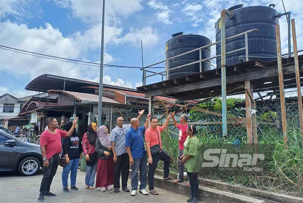Sebahagian peniaga menunjukkan tangki air yang gagal membekalkan air mencukupi.