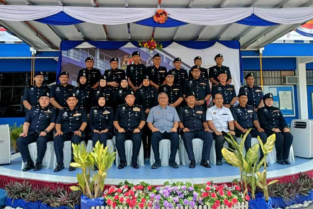 Shamsul Anuar (duduk, tengah) sempena lawatan kerja ke Ibu Pejabat Polis Daerah (IPD) Pengkalan Hulu dekat pada Isnin.