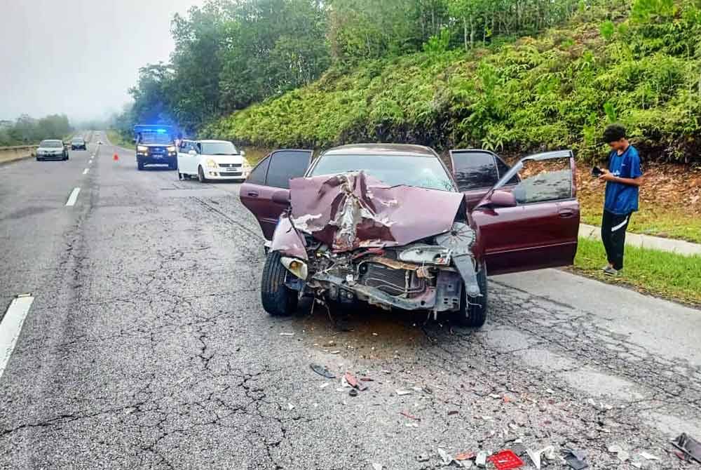 Keadaan kereta Proton Wira yang remuk akibat kemalangan tersebut menyebabkan seorang wanita warga emas maut. Foto ihsan PDRM