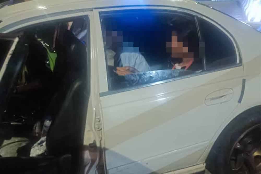 Pemeriksaan dalam kenderaan mendapati terdapat empat warga asing tanpa dokumen pengenalan diri yang sah. Foto PDRM