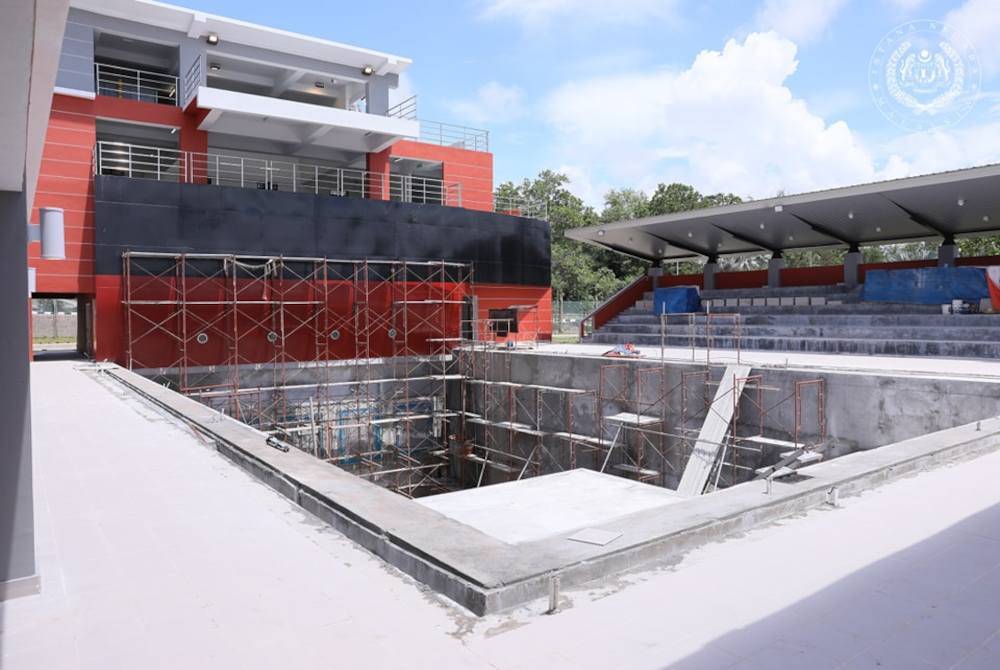 Kolam tersebut yang sepatutnya siap sepenuhnya pada Disember 2022, sehingga kini masih dalam pembinaan. Foto Facebook Sultan Ibrahim Sultan Iskandar