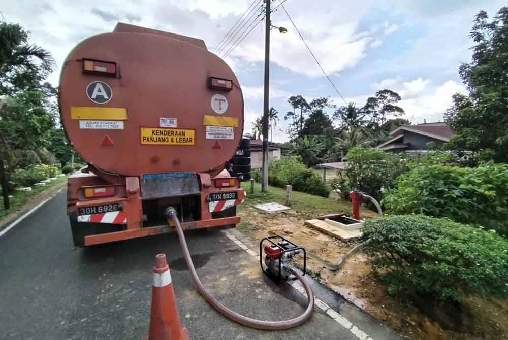 Lori tangki membekalkan air ke kawasan terjejas.