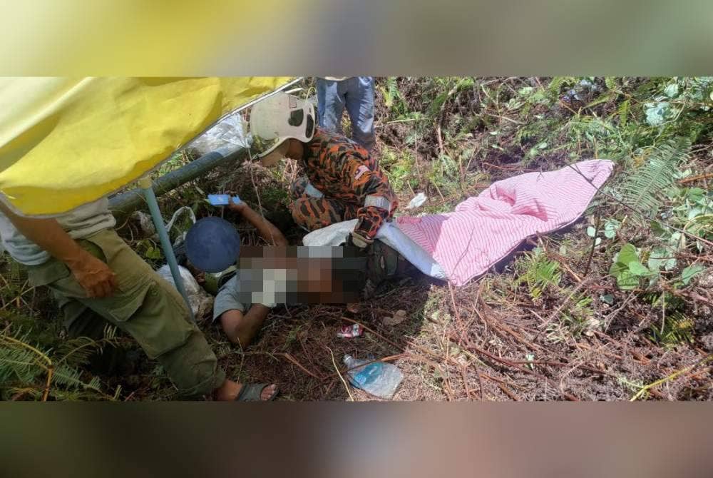 Seorang lelaki mengalami kecederaan tulang belakang apabila terjatuh ke dalam gaung sedalam kira-kira 10 meter di Hentian Rehat dan Rawat Bintang Hijau Sungai Rui, Gerik pada Isnin. Foto JBPM Perak