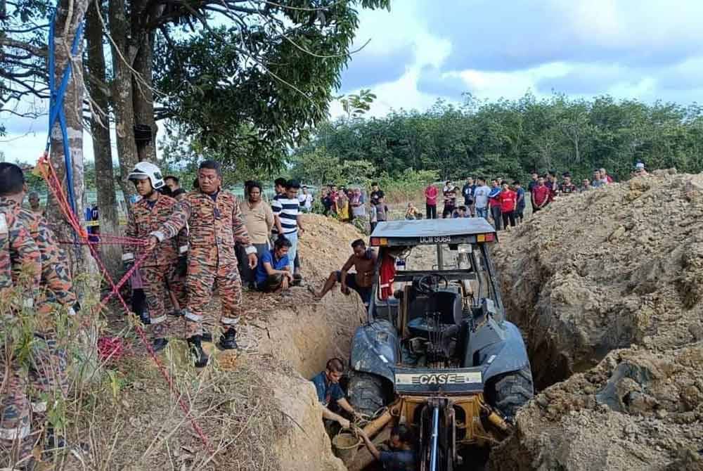 Seorang penggali telaga maut selepas tertimbus semasa melakukan kerja-kerja menurunkan pembentung dalam kejadian di Masjid Kampung Gelam, Tok Uban, Pasir Mas pada Isnin.