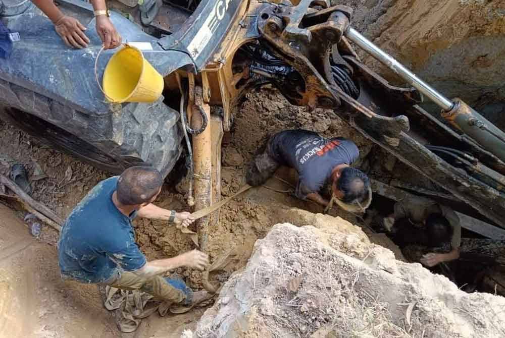 Hasil bantuan orang awam, mayat mangsa berjaya ditemukan pada jam 7.15 malam.