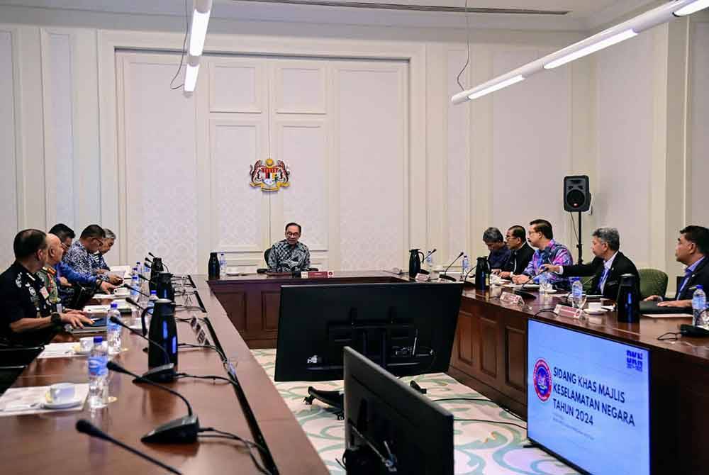 Anwar (tengah) mempengerusikan Mesyuarat Khas Sidang Majlis Keselamatan Negara di Putrajaya pada pagi Isnin. Foto Facebook Anwar Ibrahim