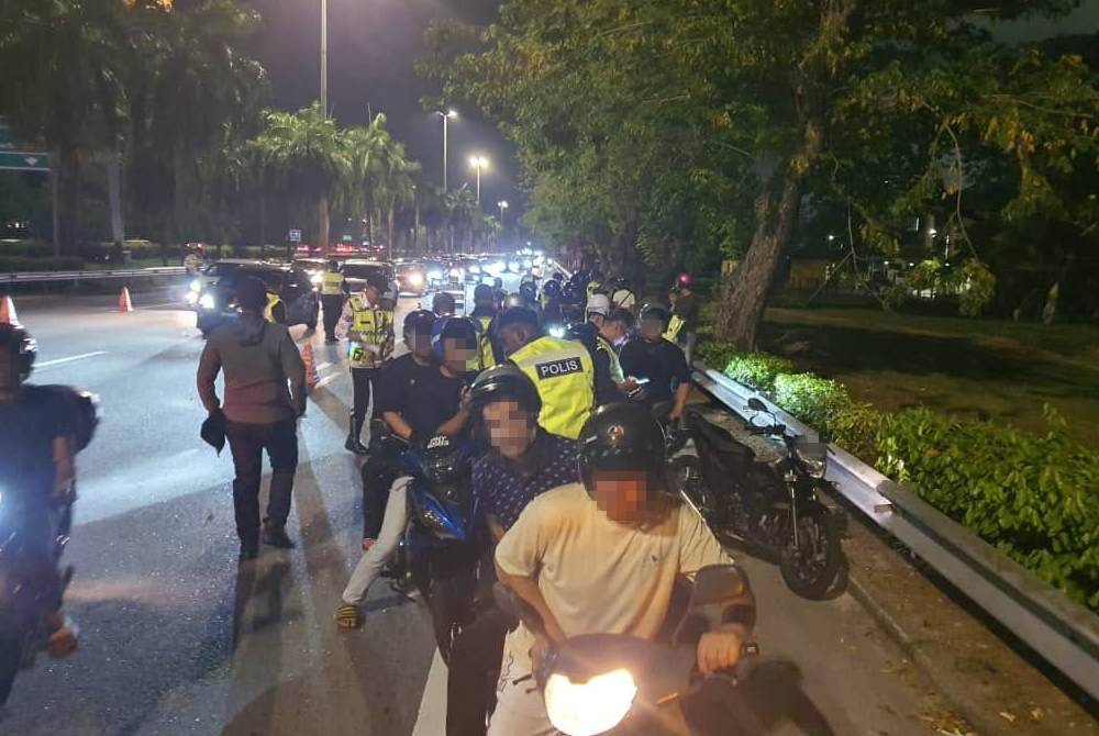 Operasi bermula 11.30 malam Ahad hingga 5 pagi Isnin bertujuan mencegah aktiviti lumba haram atau menguji kelajuan motosikal, yang didapati berlaku terutama pada lewat malam hingga ke waktu awal pagi. Foto Facebook JPJ Pulau Pinang