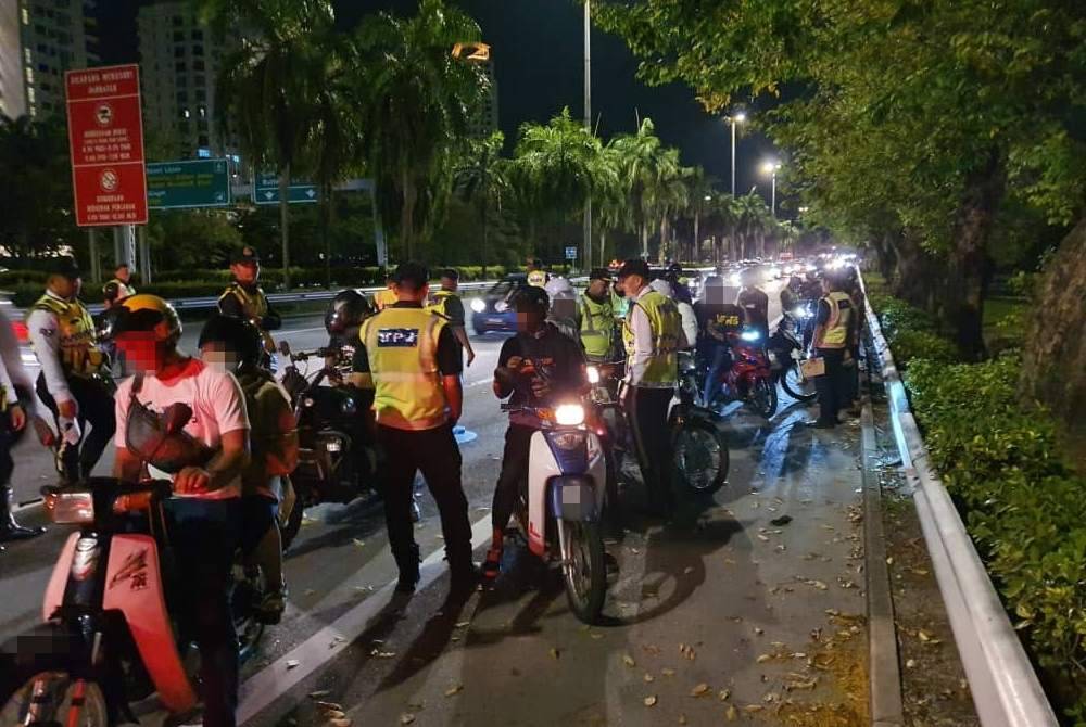JPJ Pulau Pinang mengeluarkan 214 notis saman terhadap penunggang motosikal atas pelbagai kesalahan menerusi Ops Rempit bagi mencegah lumba haram di Lebuhraya Tun Dr Lim Chong Eu, pada Ahad. Foto Facebook JPJ Pulau Pinang