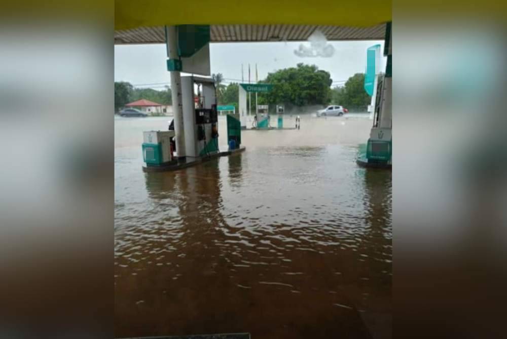Keadaan banjir kilat di stesen minyak di Pekan Kota, Rembau. Foto media sosial
