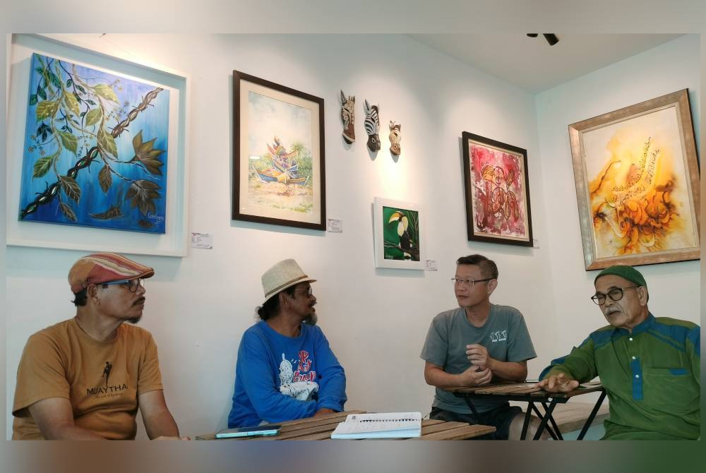 Anuar (dua dari kiri) dan Eric (dua dari kanan) di Startups Coffee bersama lukisan yang dipamerkan sehingga 30 April ini.