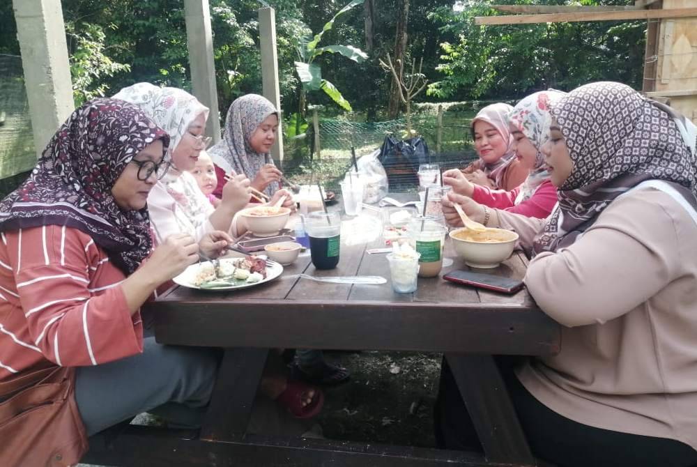 Warga kota mengisi masa hujung minggu bersantai di Kebun Puisi.