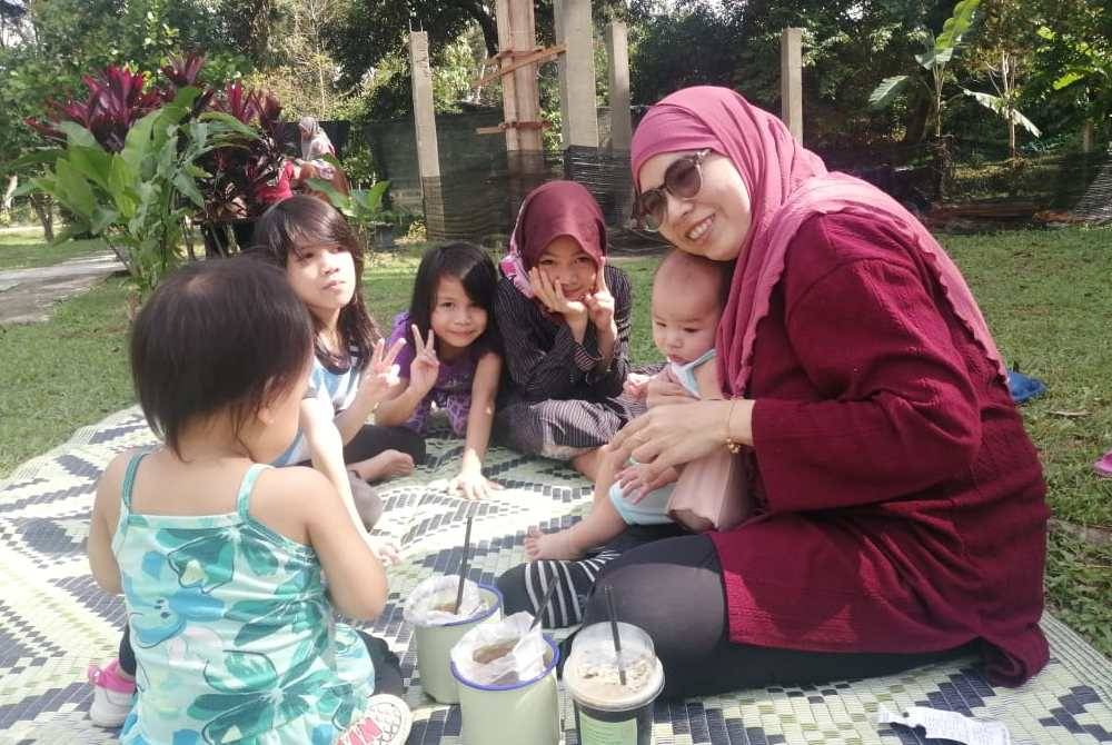 Antara warga kota yang mengambil peluang hujung minggu bersantai di Kebun Puisi bersama keluarga.