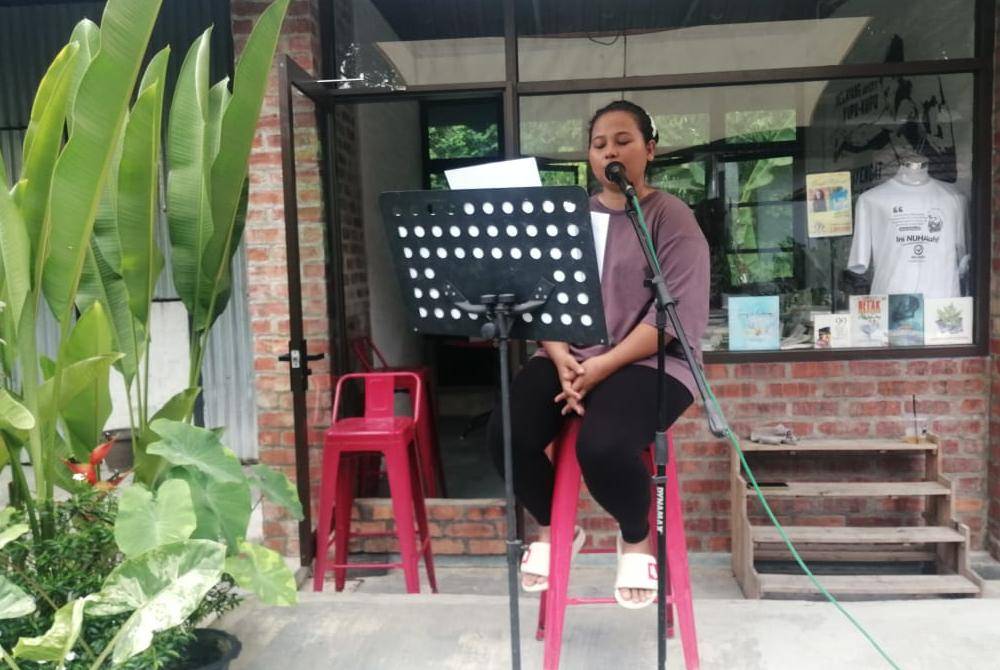 Persembahan deklamasi puisi di Kebun Puisi.