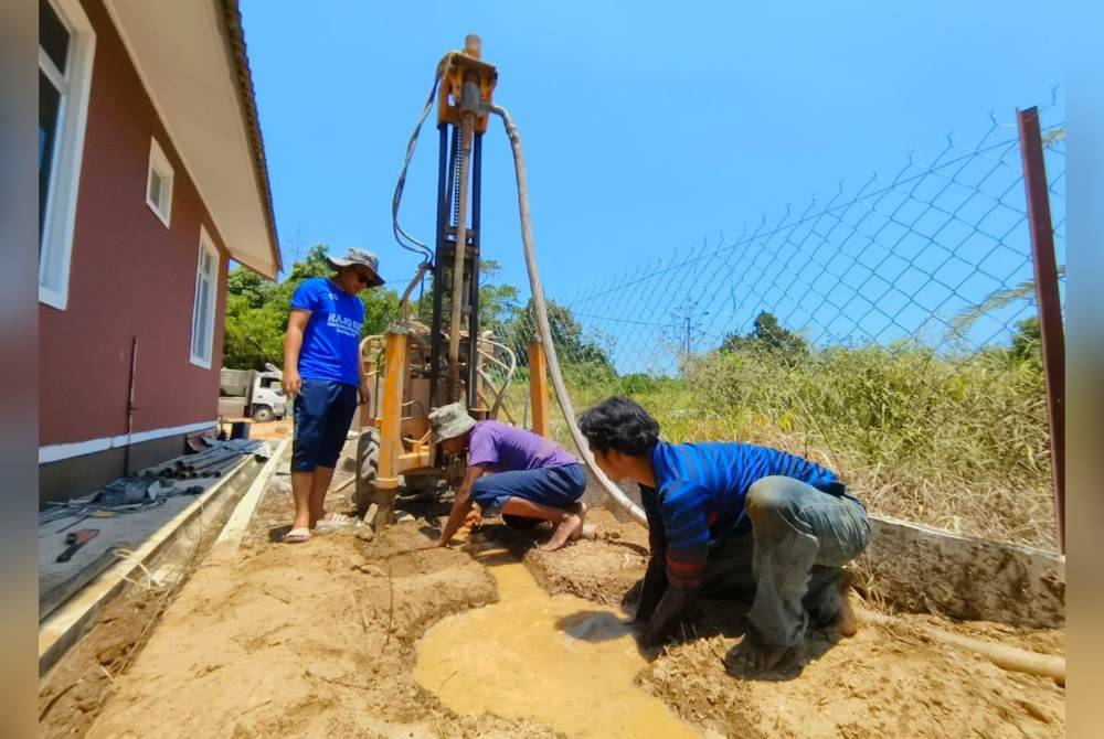 Proses menggali telaga tiub yang dilakukan oleh mereka yang mahir bagi mendapatkan air yang berkualiti.