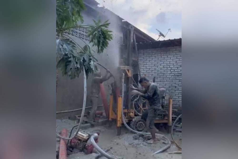 Proses menggali telaga tiub.