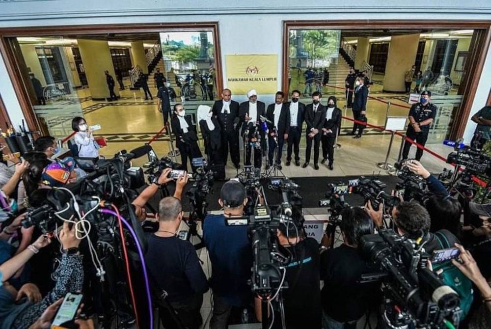 Puteri Ummi Kartini turut hadir dalam sidang media kes berprofil tinggi bersama barisan peguam berpengalaman.