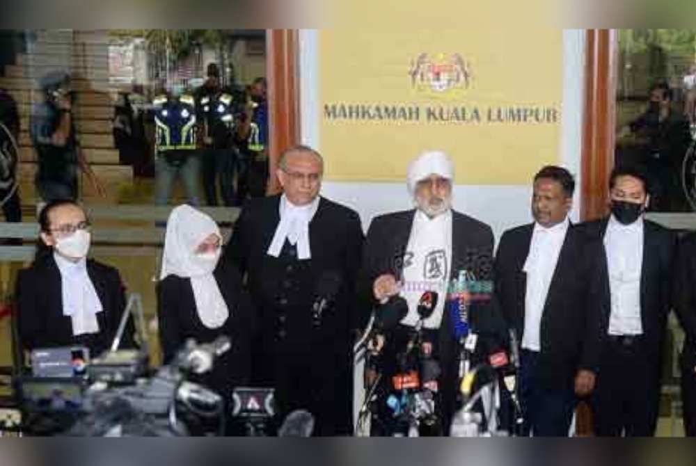 Puteri Ummi Kartini (dua, kiri) turut hadir dalam sidang media kes berprofil tinggi bersama barisan peguam berpengalaman.