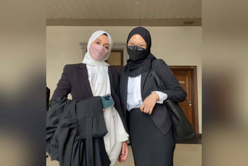 Puteri Ummi Kartini (kiri) bergambar bersama rakan peguamnya selepas prosiding kes selesai.