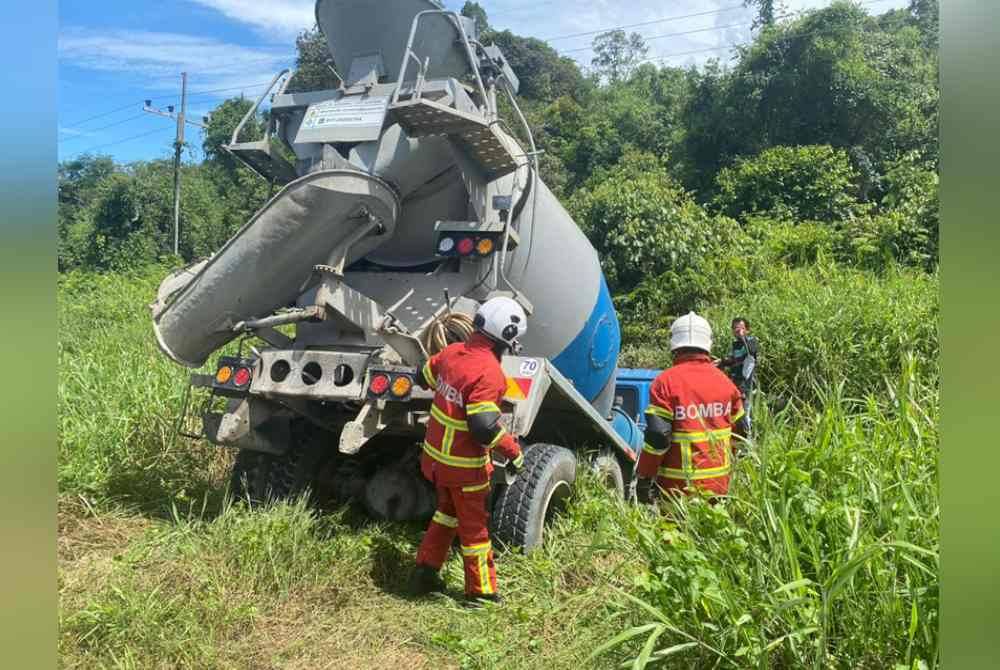 Lori simen terhumban ke dalam parit.