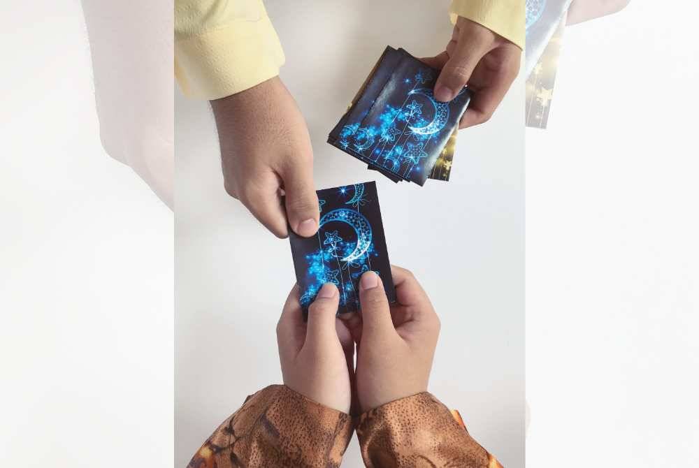 KONSEP pemberian duit raya itu menepati perbuatan sedekah dalam Islam. -Foto: Canva