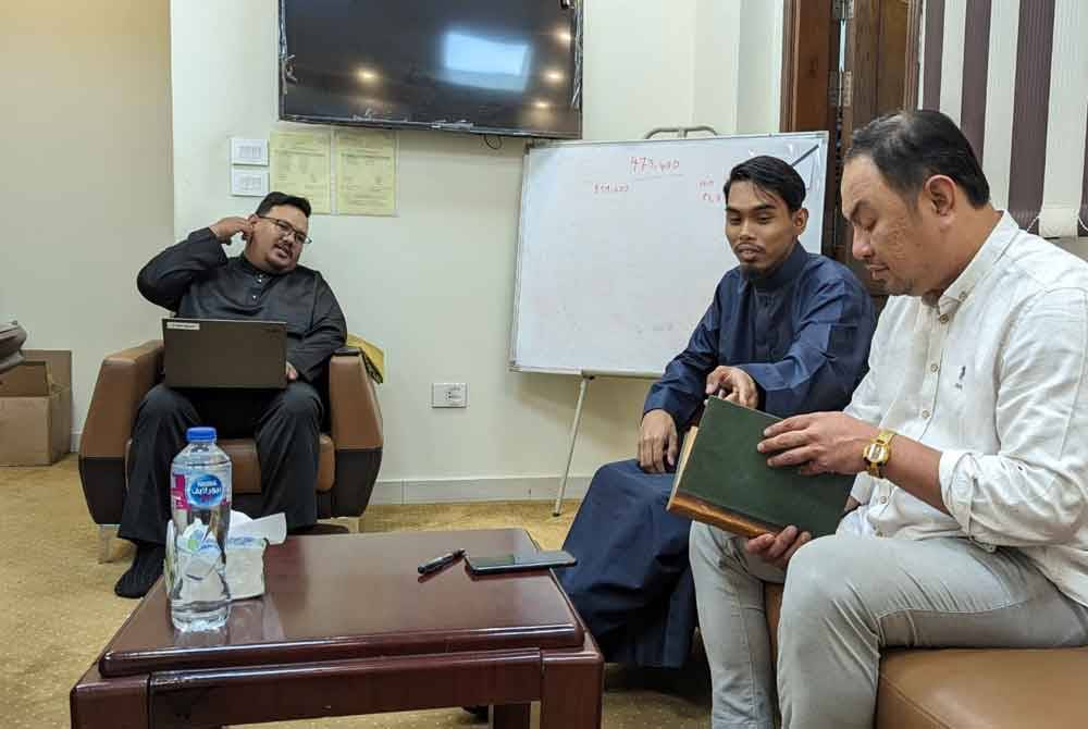 Muhammad Nur Hadi (tengah) ketika bertemu Pegawai Atase Pendidikan Perak di Mesir, Mohammed Tasyreef Mohamd Tarmizi (kanan) dan Penolong Pegawai Atase Pendidikan Perak di Mesir Mohd Khairul Adli Ahmad Padli di Pejabat Atase Pendidikan Mesir.