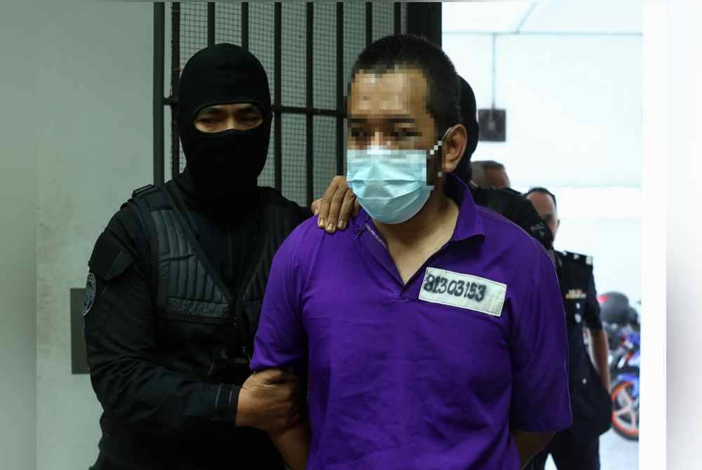 Suspek kes tembak di Lapangan Terbang Antarabangsa Kuala Lumpur (KLIA) Terminal 1 dibawa ke Mahkamah Majistret 3 Kota Bharu pada Selasa bagi prosiding permohonan reman. Foto Bernama