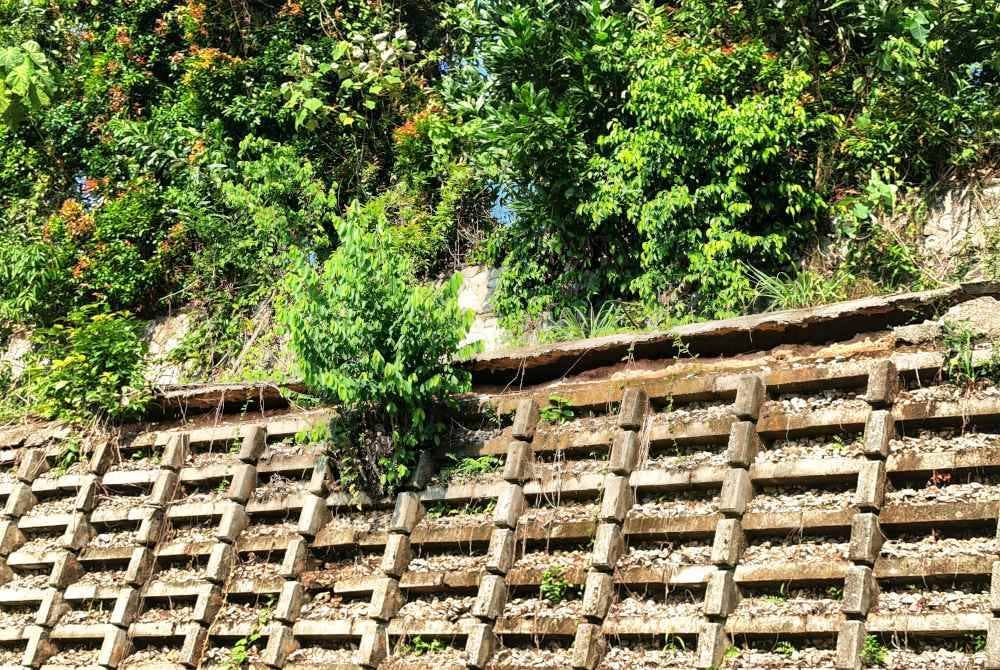 Mendapan di bahagian dinding penahan jalan.