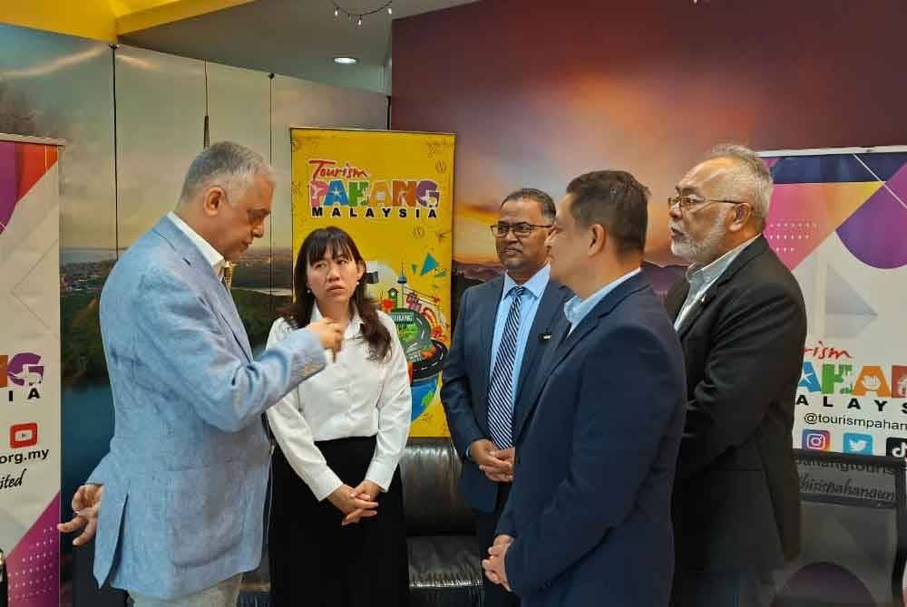 Yu Man (dua, kiri) mendengar penerangan daripada seseorang selepas sidang akhbar di pejabat Tourism Pahang pada Selasa.